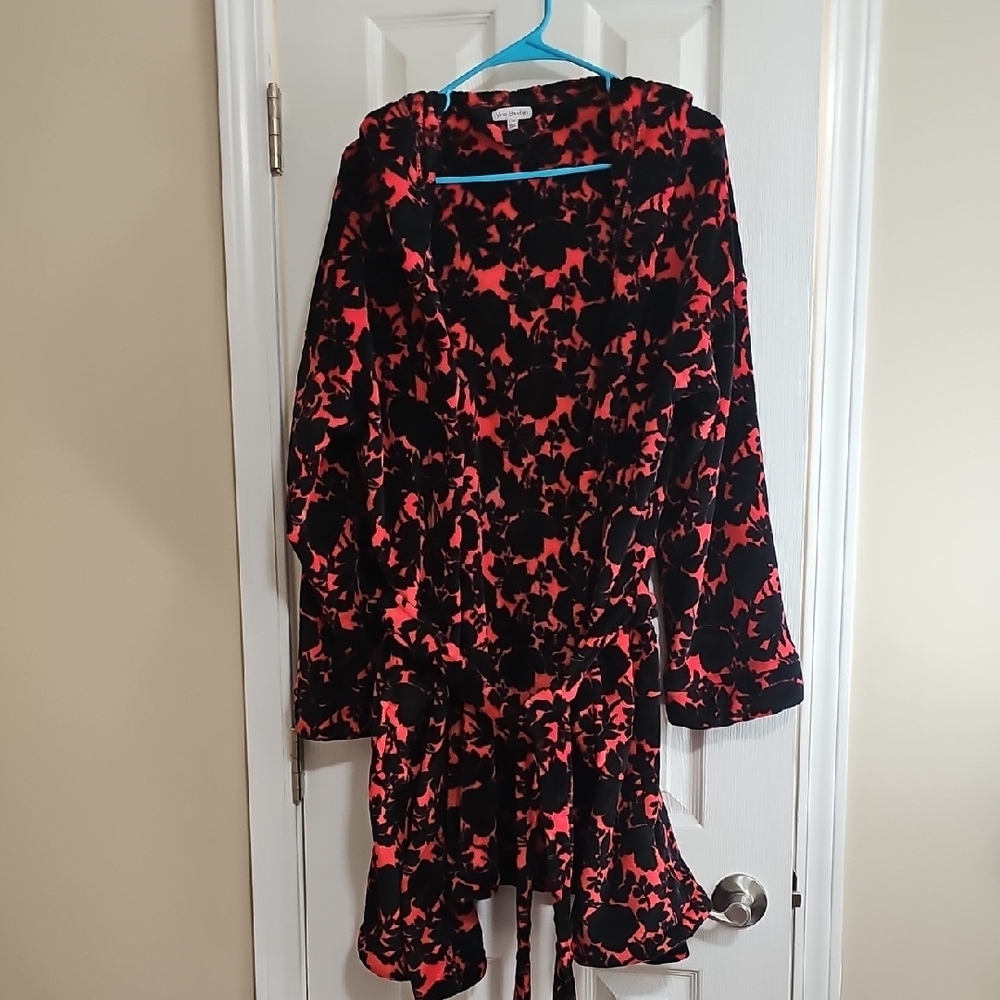 Vera Bradley Black and Red‎ Floral Robe